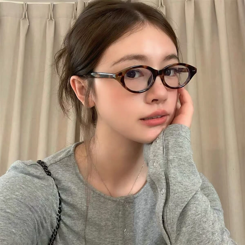 Ảnh gái xinh tóc ngắn đeo kính và phong cách trẻ trung, năng động