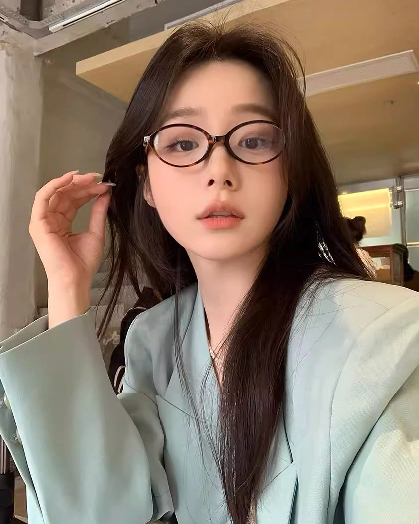 Ảnh gái xinh đeo kính cute với biểu cảm đáng yêu vạn người mê