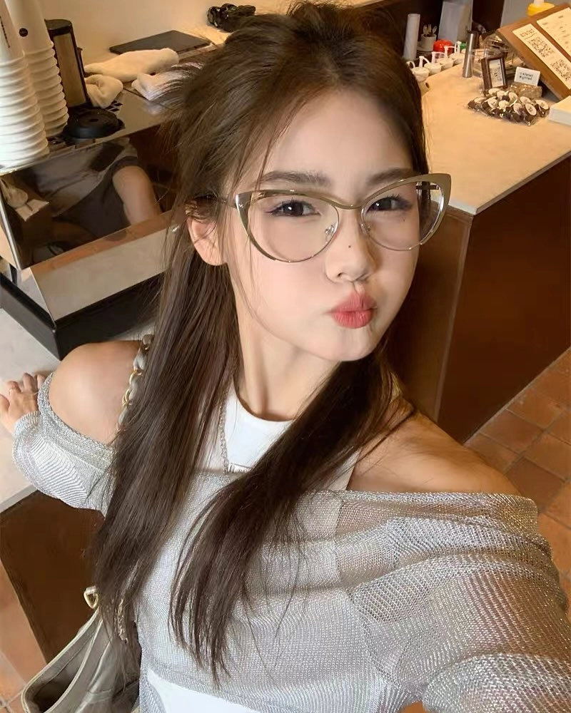 Gái xinh cute đeo kính và vẻ đẹp tri thức, đáng yêu