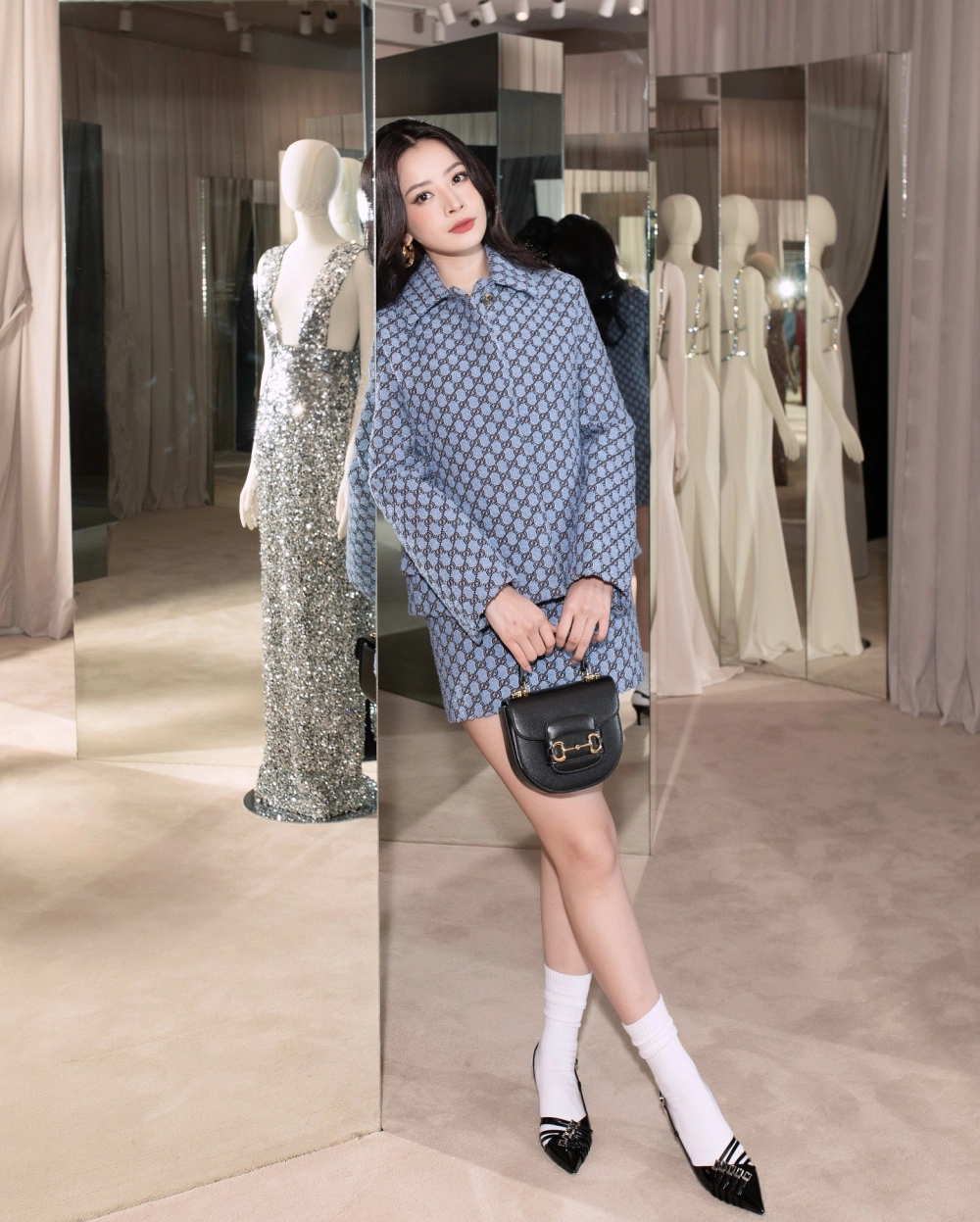 Con gái cute với đôi má phúng phính, đáng yêu