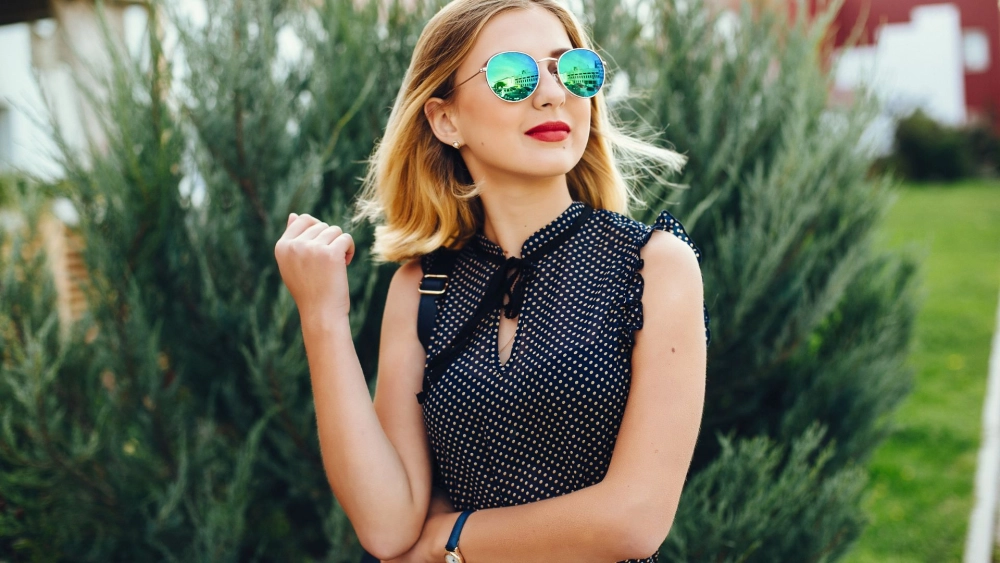 Gái xinh đeo kính và vẻ đẹp tri thức, đầy thu hút