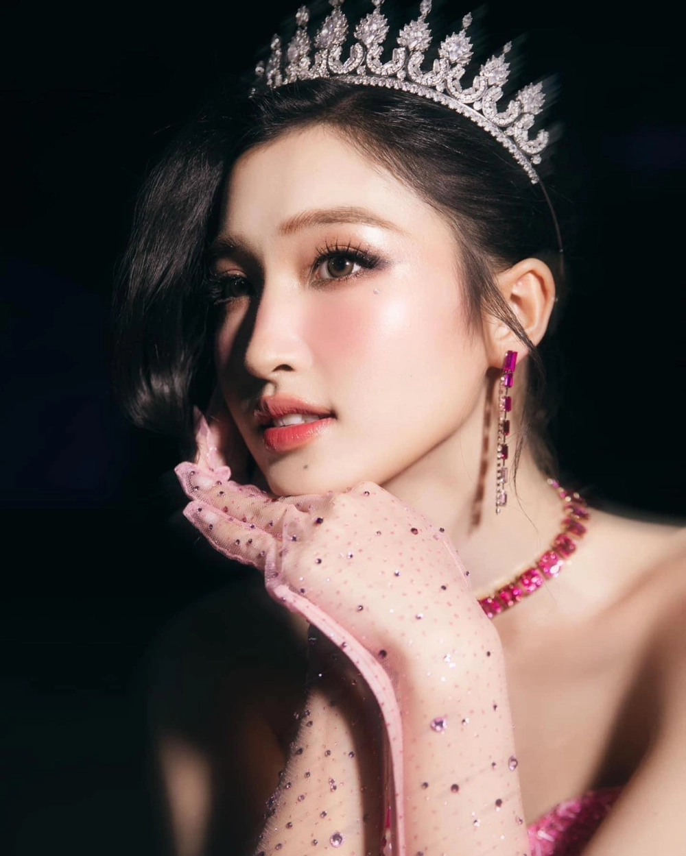 Con gái ngầu với thần thái lạnh lùng, đầy khác biệt