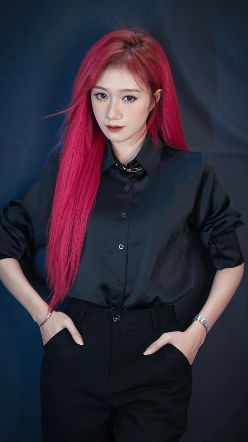 Hình ảnh cô gái vui vẻ và nụ cười lan tỏa năng lượng tích cực