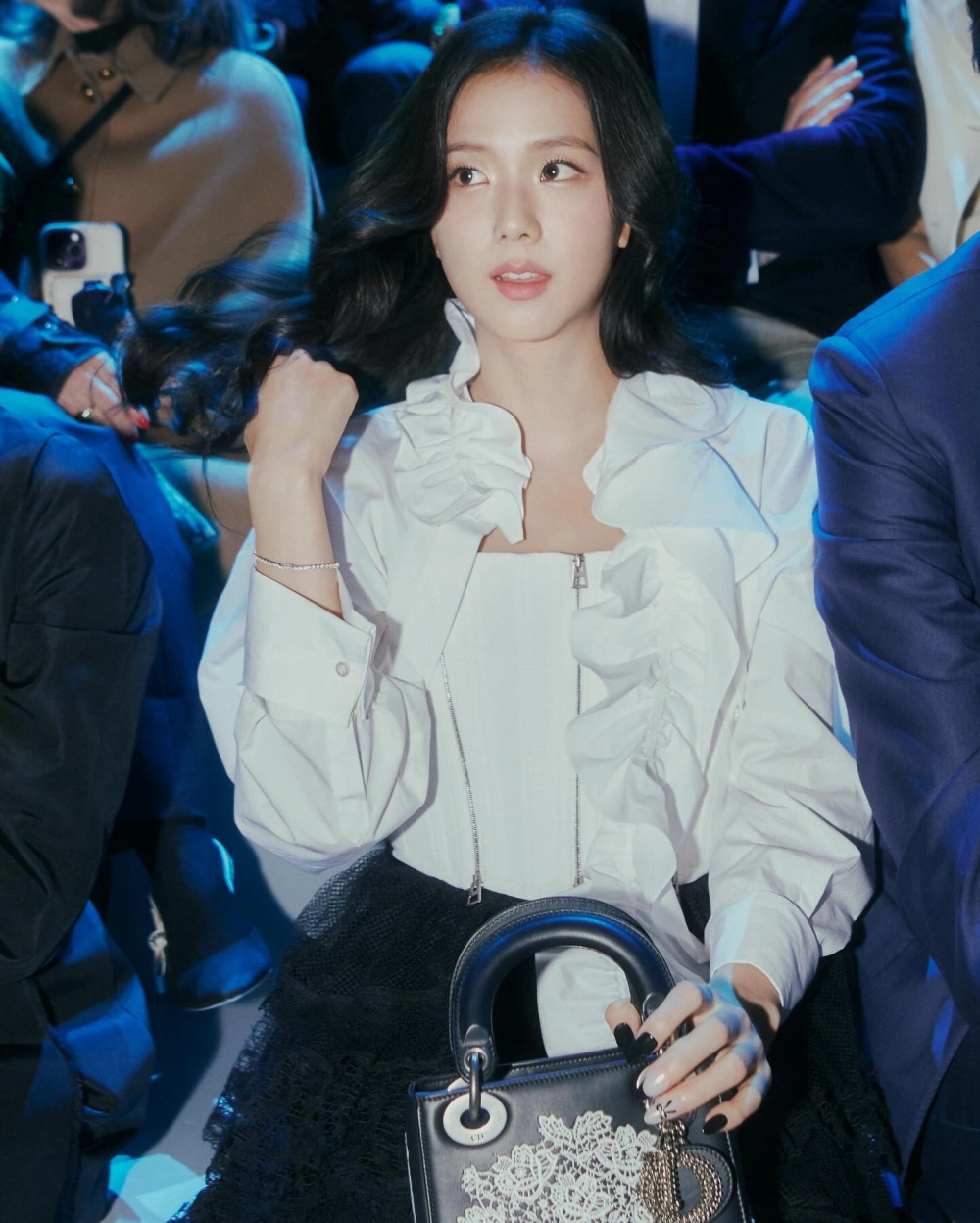 Em bé gái xinh đẹp với đôi má phúng phính, dễ thương