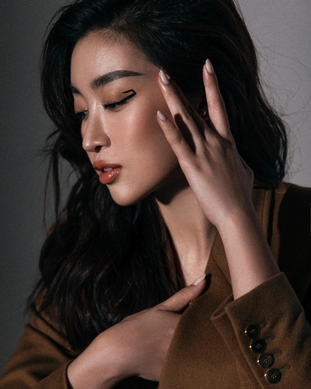 Ảnh gái xinh tóc dài thướt tha trong tà áo dài trắng