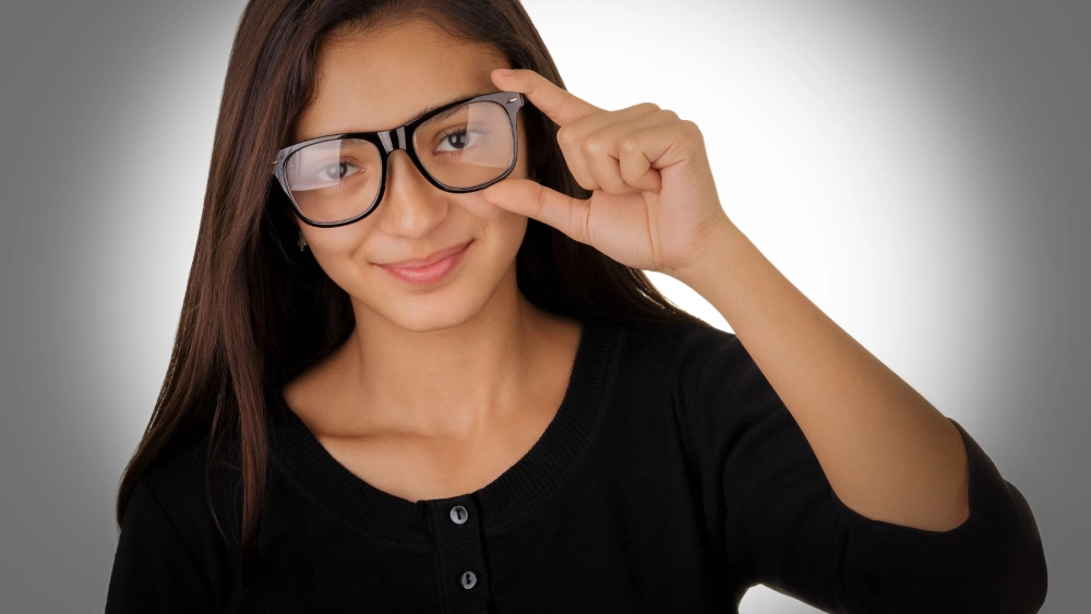 Gái xinh đeo kính tóc dài và suối tóc mượt mà vạn người mê