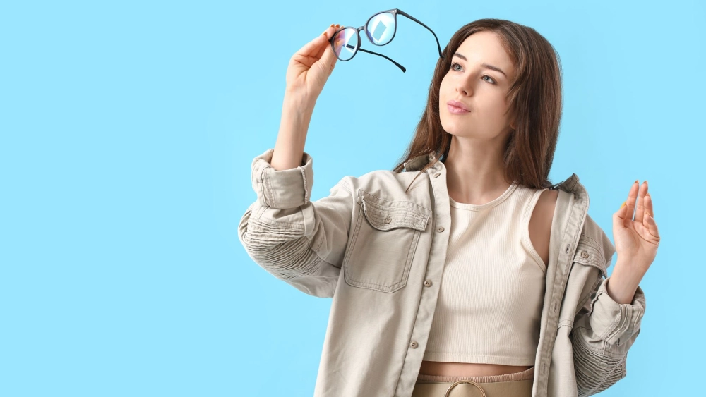 Ảnh gái đẹp tóc dài đeo kính thu hút mọi ánh nhìn