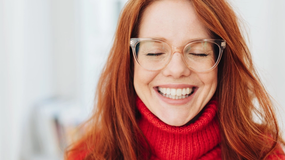 Gái xinh đeo mắt kính tóc dài với vẻ đẹp thông minh, lanh lợi