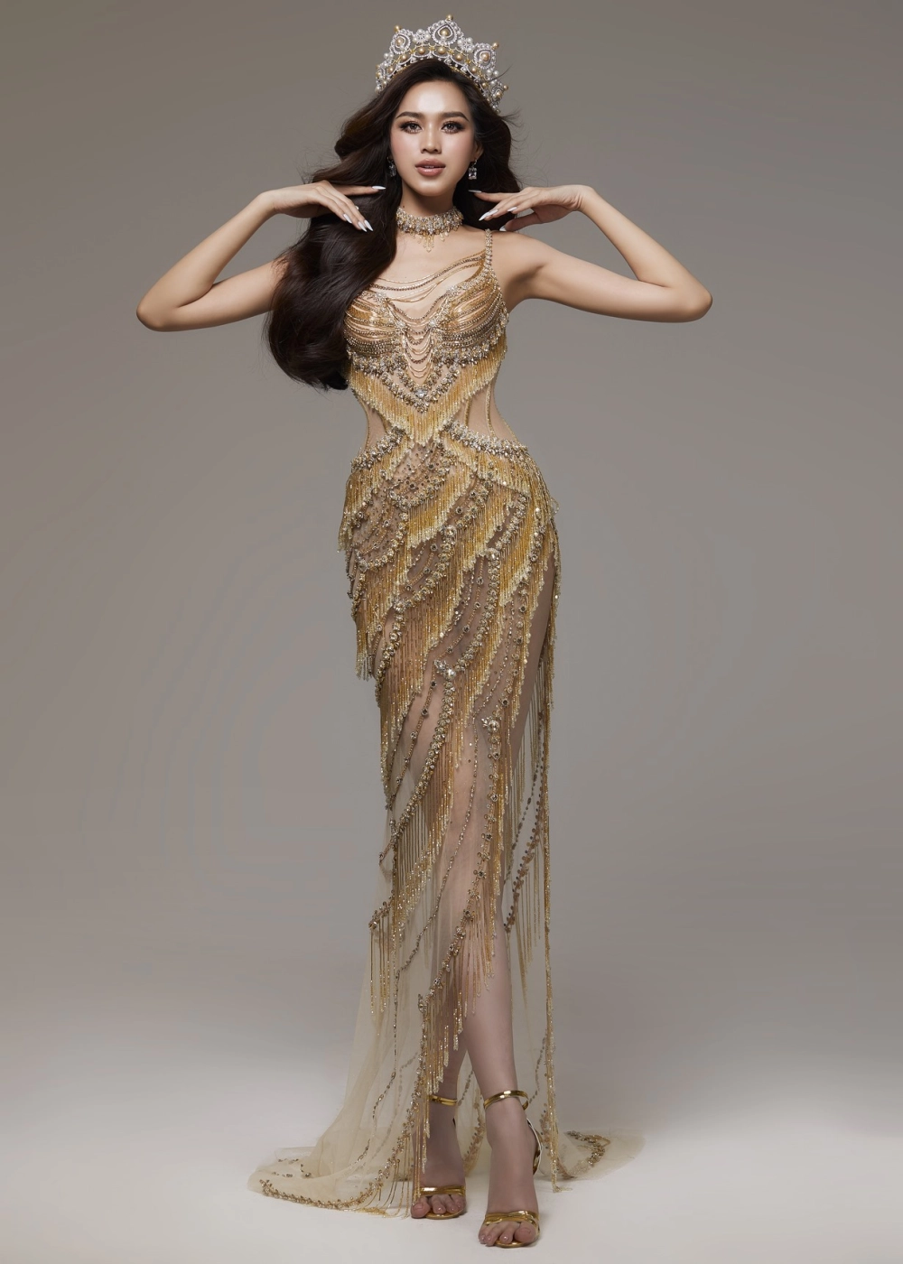 Hình ảnh cô gái tóc dài thướt tha bên bờ biển