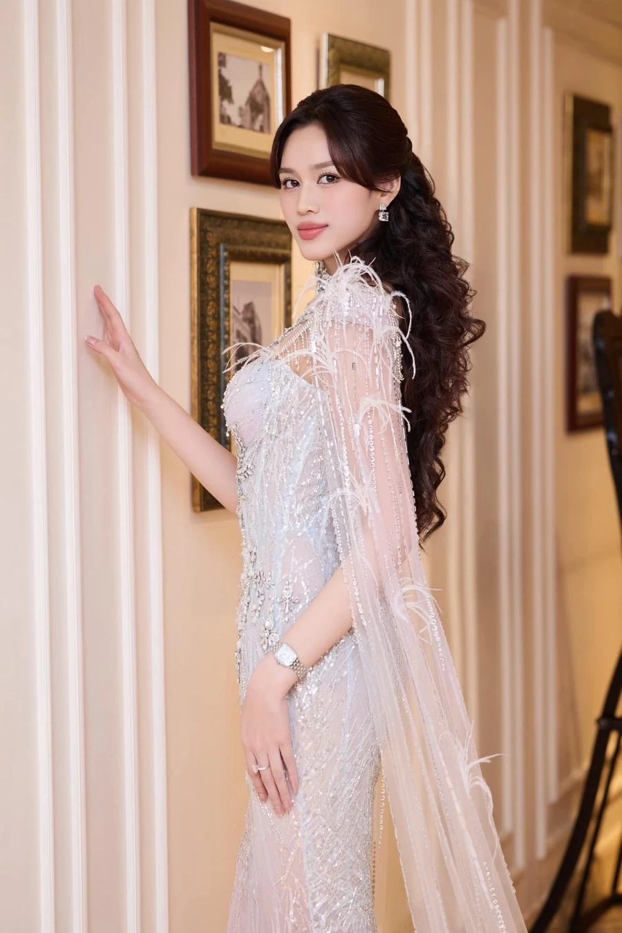 Hình gái xinh tóc dài dịu dàng trong nắng sớm