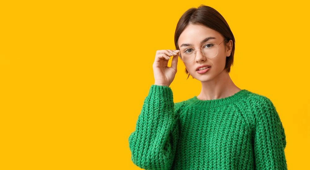 Ảnh gái xinh đeo kính cute với đôi mắt to tròn long lanh