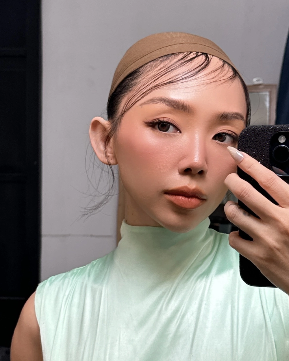 Hình ảnh cô gái tóc ngắn đầy năng động và trẻ trung