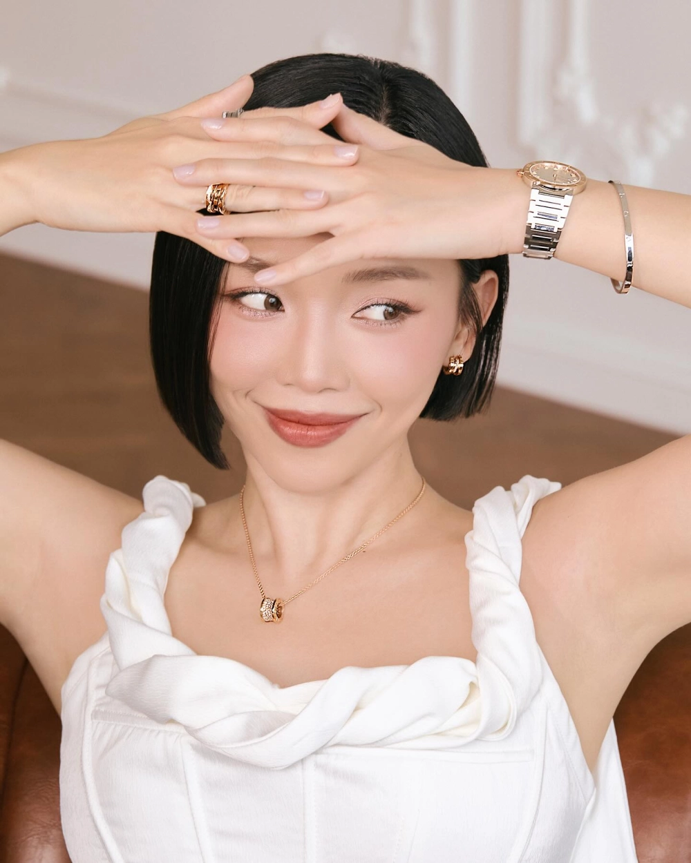 Ảnh gái cute tóc ngắn với nụ cười tỏa nắng rạng rỡ