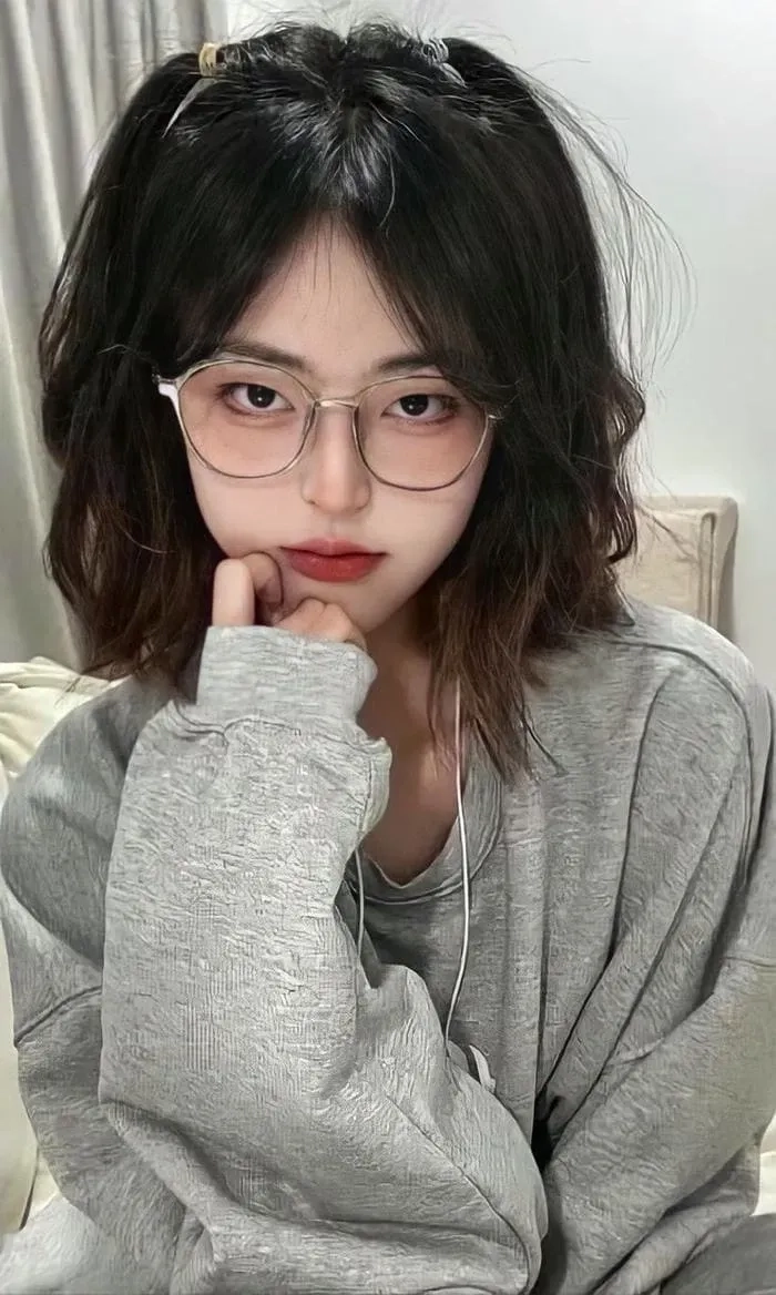 Ảnh gái đẹp tóc ngắn đeo kính và vẻ đẹp tri thức