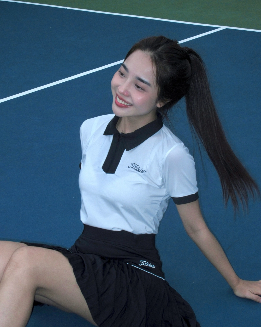 Gái đẹp mặc váy ngắn và đôi chân dài nuột nà, không tì vết