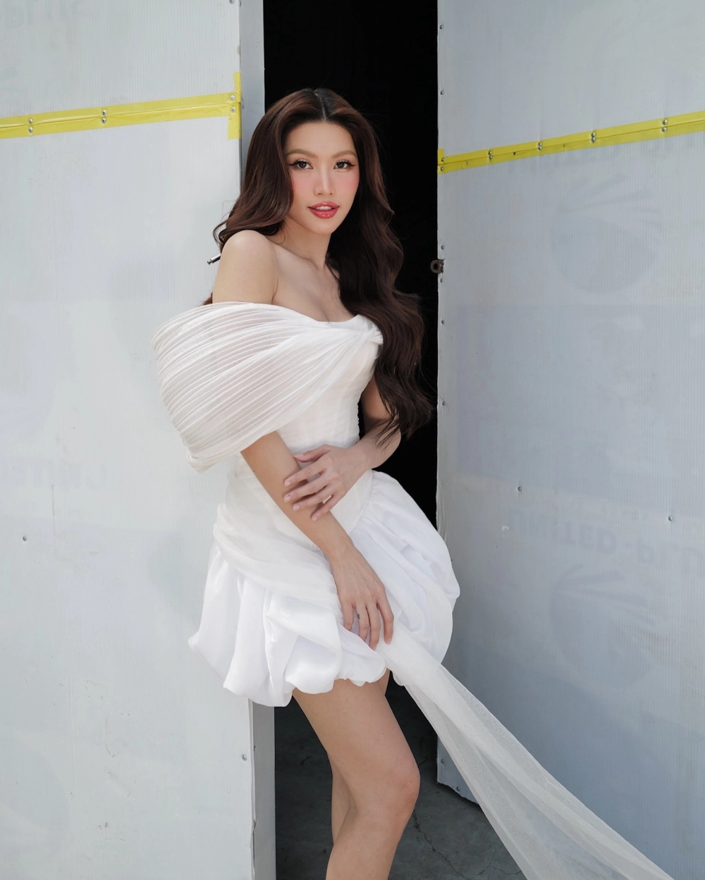 Gái xinh mặc váy ngắn hở khoe trọn đôi chân dài miên man