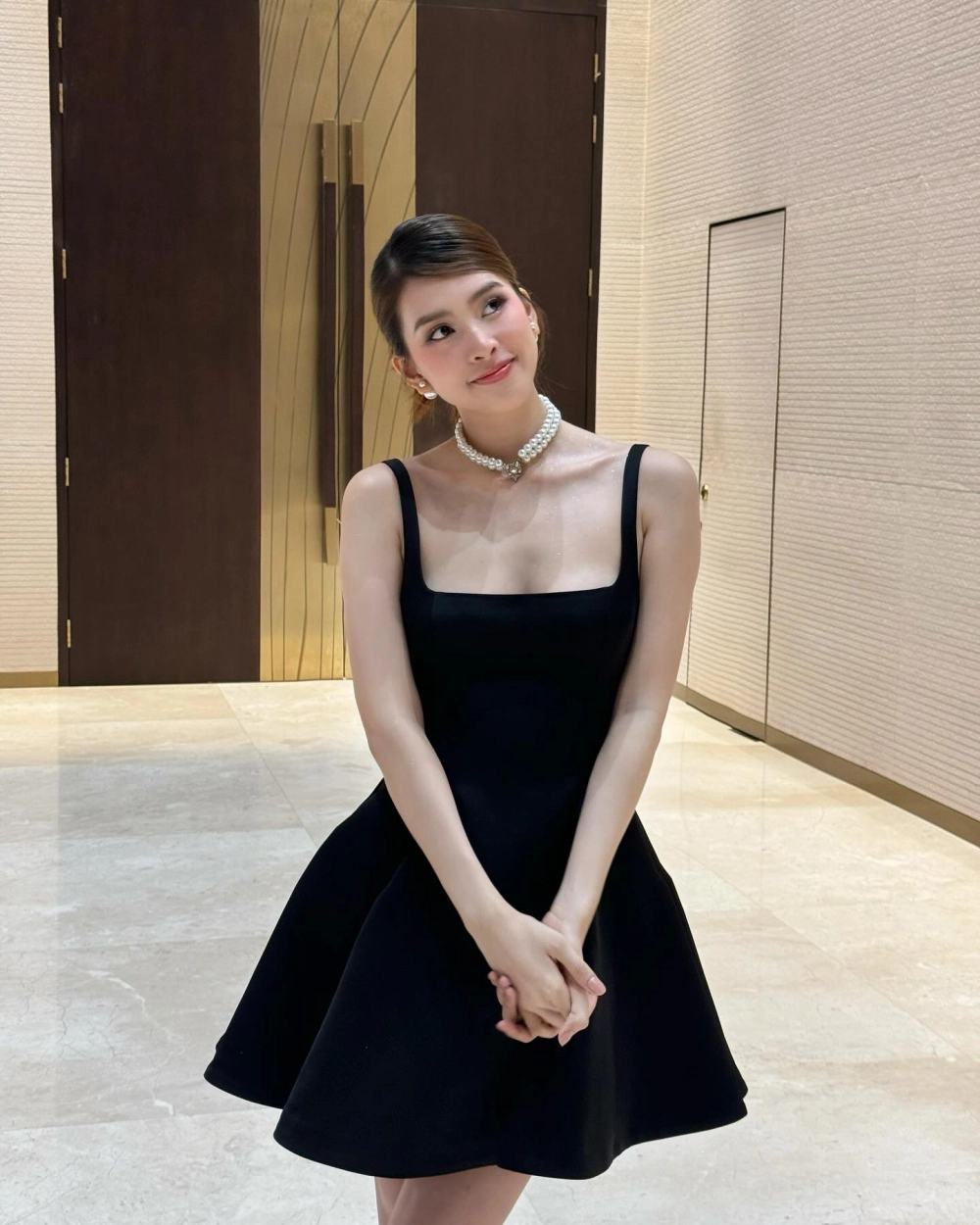 Hình ảnh gái xinh mặc váy ngắn thu hút hàng triệu lượt xem