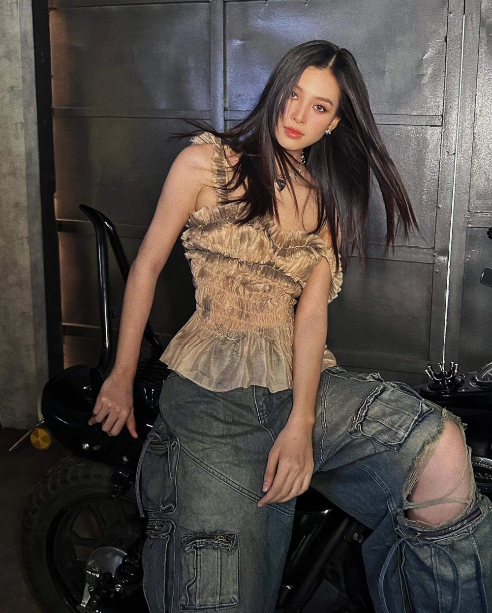 Gái đẹp ngầu và thần thái lạnh lùng, đầy cuốn hút