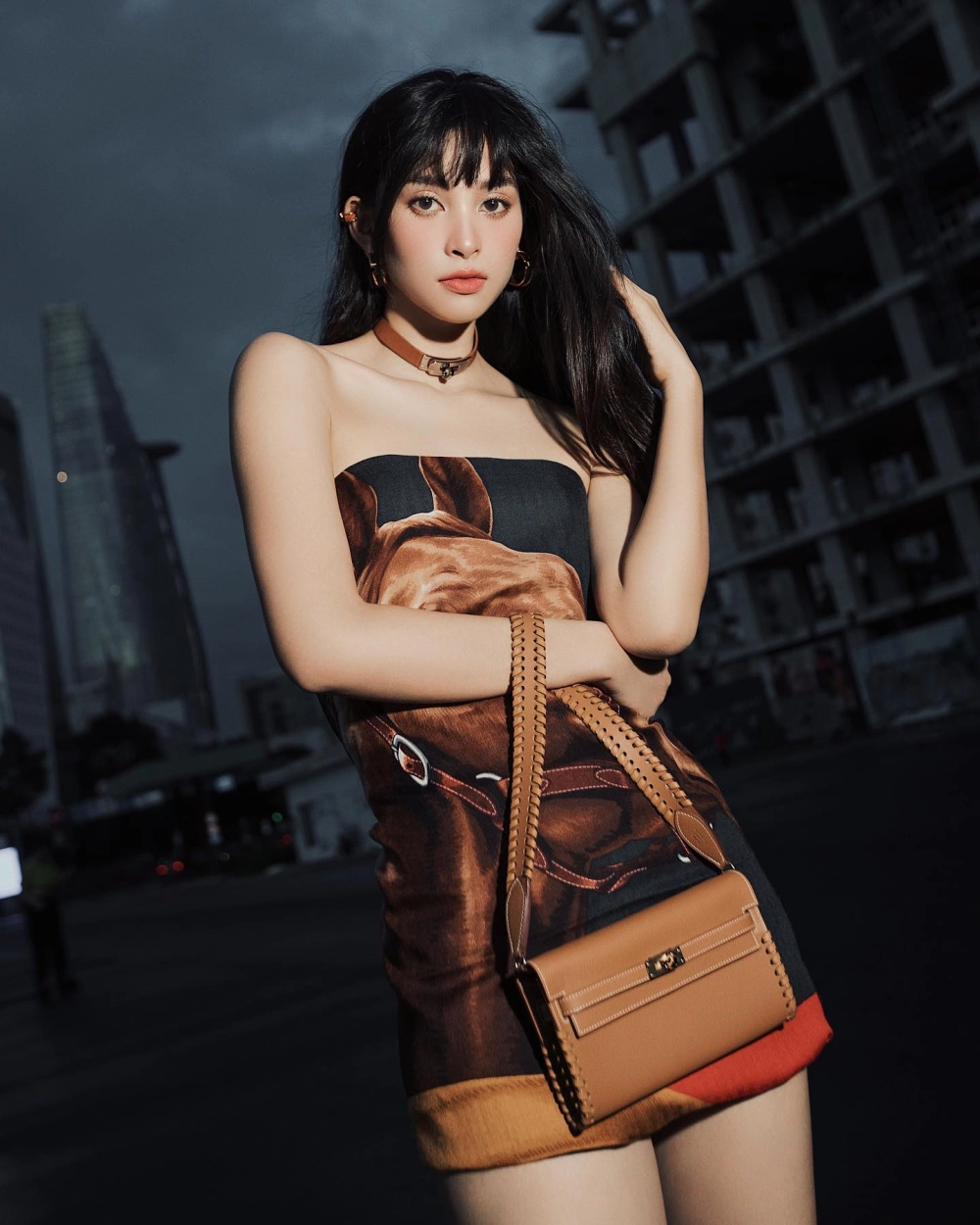 Cô gái tóc dài thướt tha trong tà áo dài duyên dáng