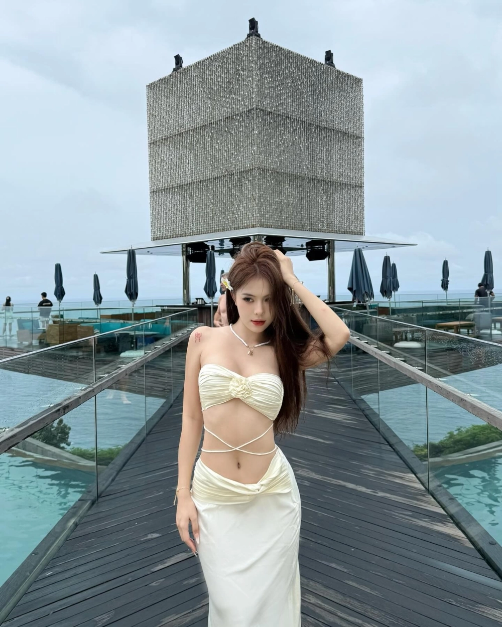 Hình ảnh gái đẹp mặc bikini và nụ cười tỏa nắng rạng rỡ