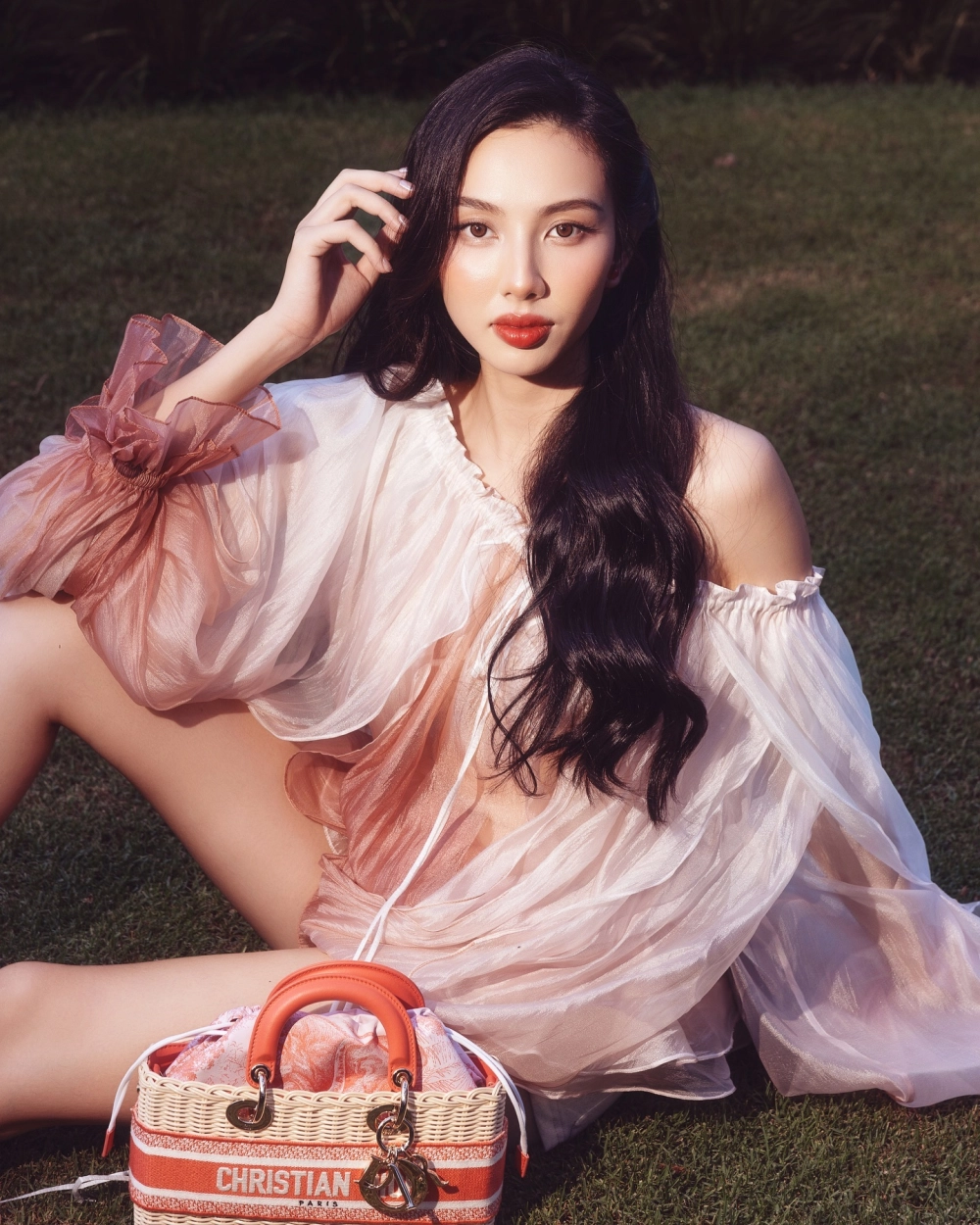 Gái cute che mặt và vẻ đẹp bí ẩn đầy lôi cuốn