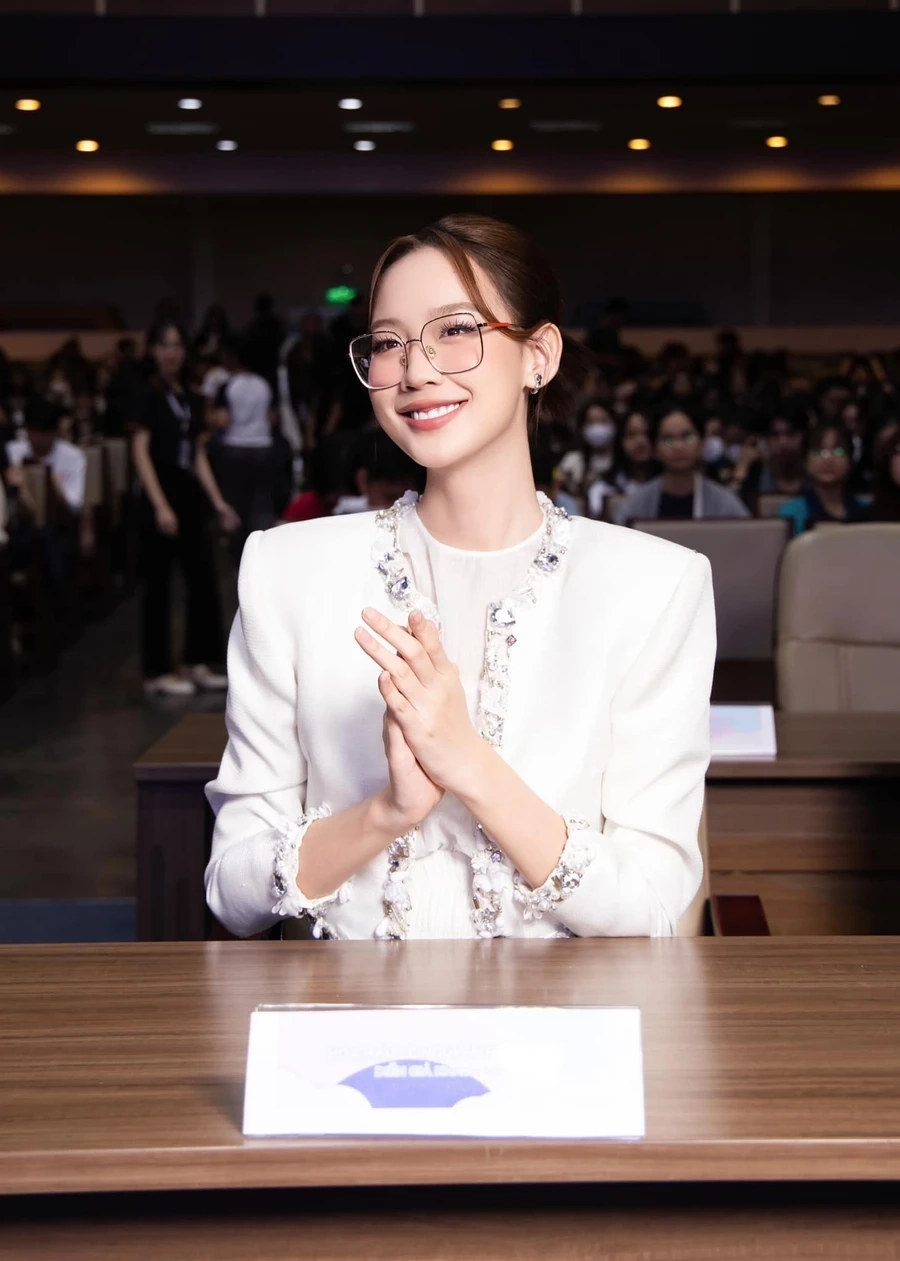 Hình ảnh gái xinh Việt Nam áo dài trắng và vẻ đẹp tinh khôi tuổi học trò