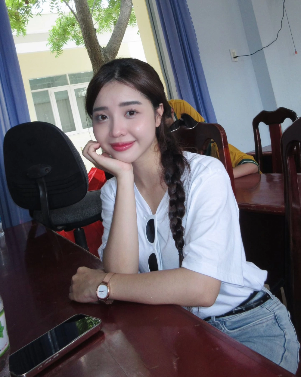 Gái xinh Việt Nam áo dài đi chơi và nét duyên dáng trên phố phường