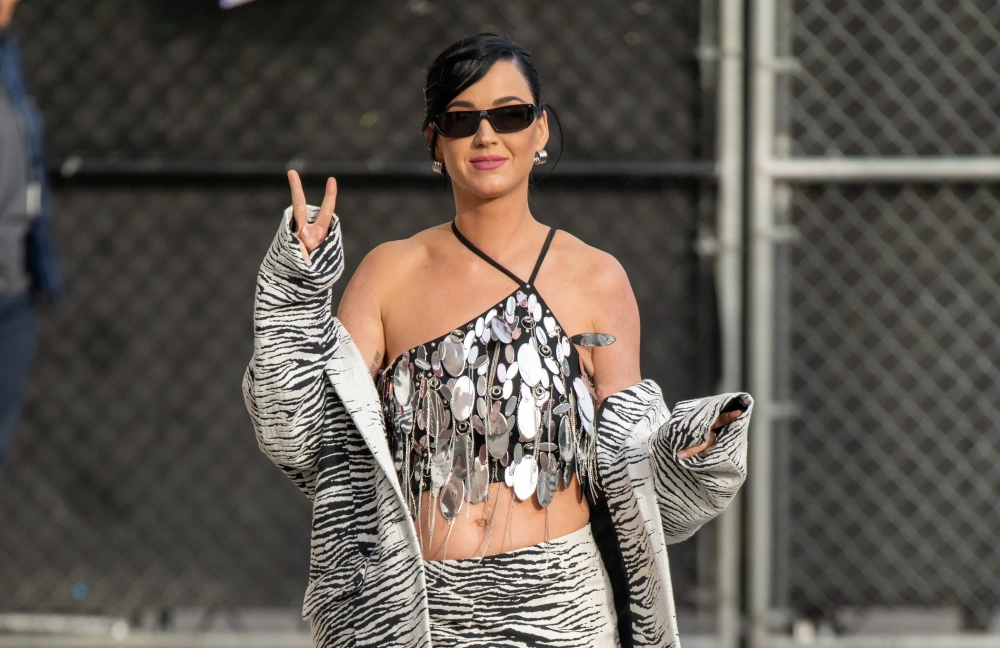 E t Katy ca khúc với màu sắc bí ẩn độc đáo