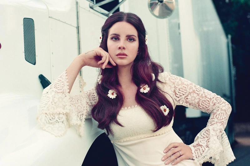 Lana Del Rey song ca từ buồn man mác chạm đến trái tim người nghe