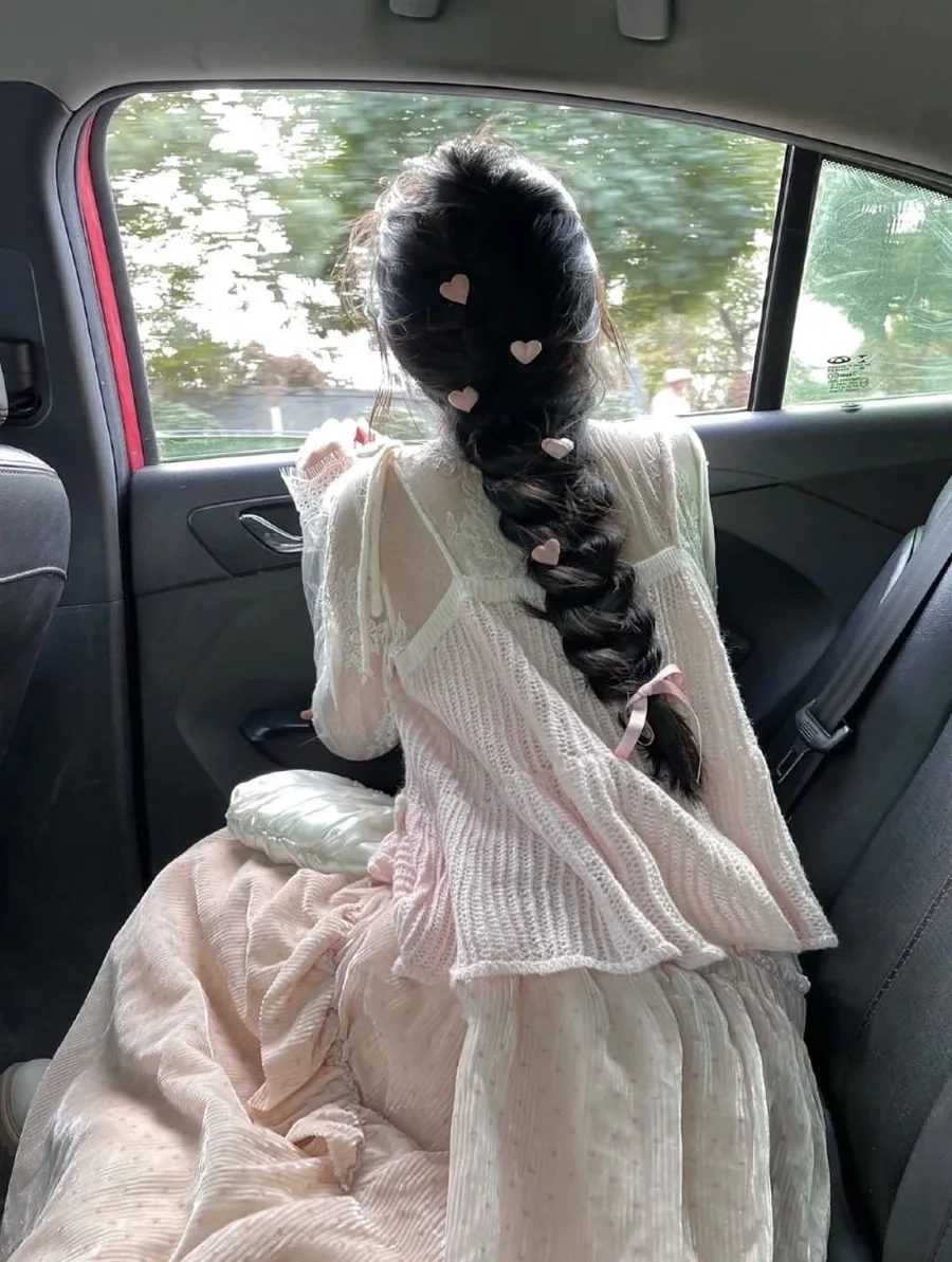 Hình ảnh gái xinh che mặt ngầu và thần thái đầy cuốn hút