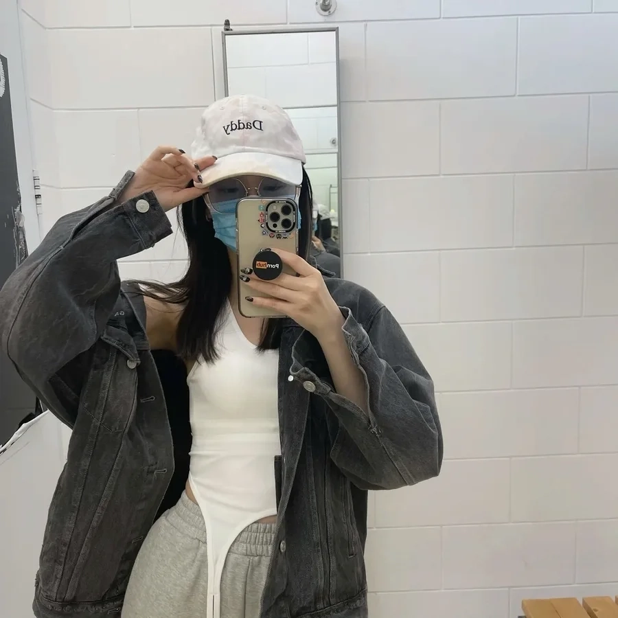 Hình nền gái xinh che mặt dễ thương cho điện thoại của bạn