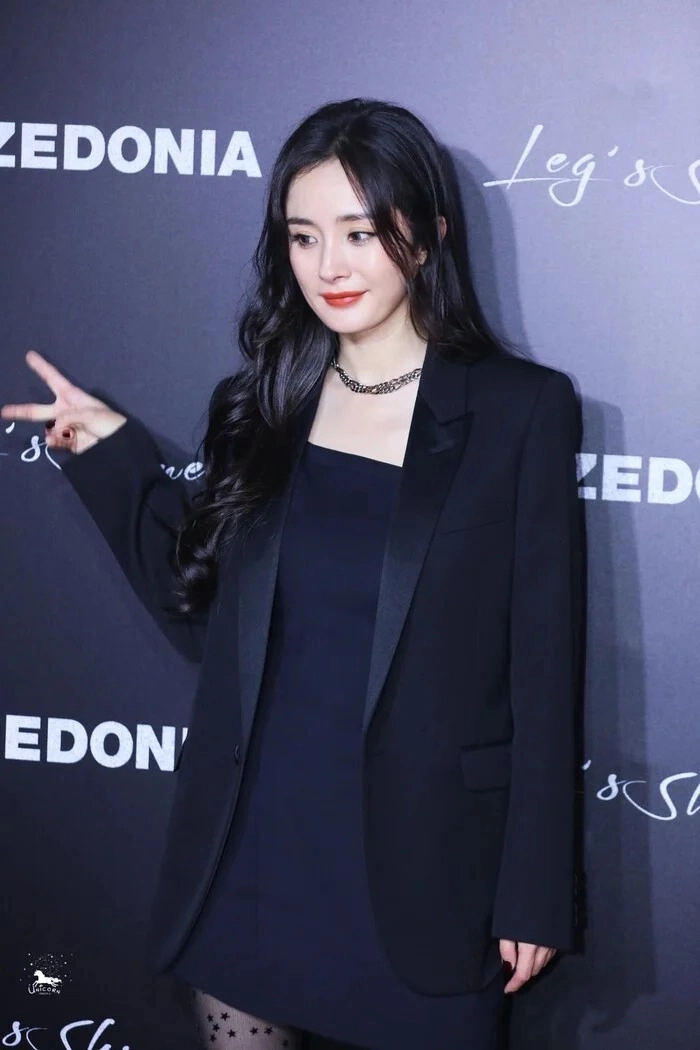 Hình gái Trung Quốc với hoa và vẻ đẹp thơ mộng, lãng mạn