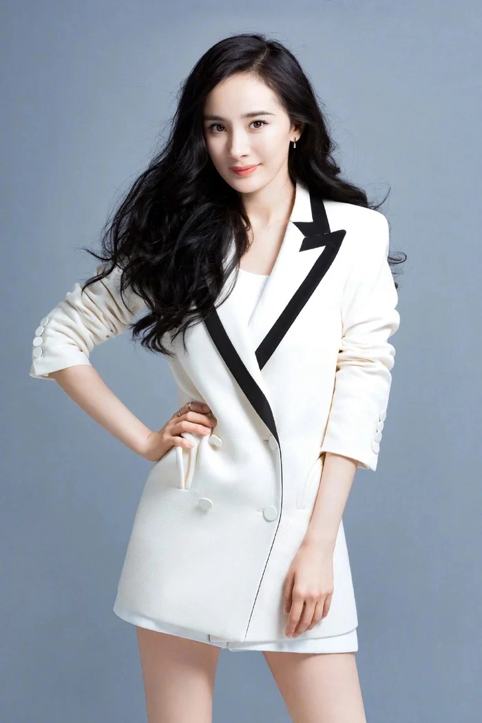 Gái Trung Quốc trong trang phục hiện đại và phong cách thời trang sành điệu