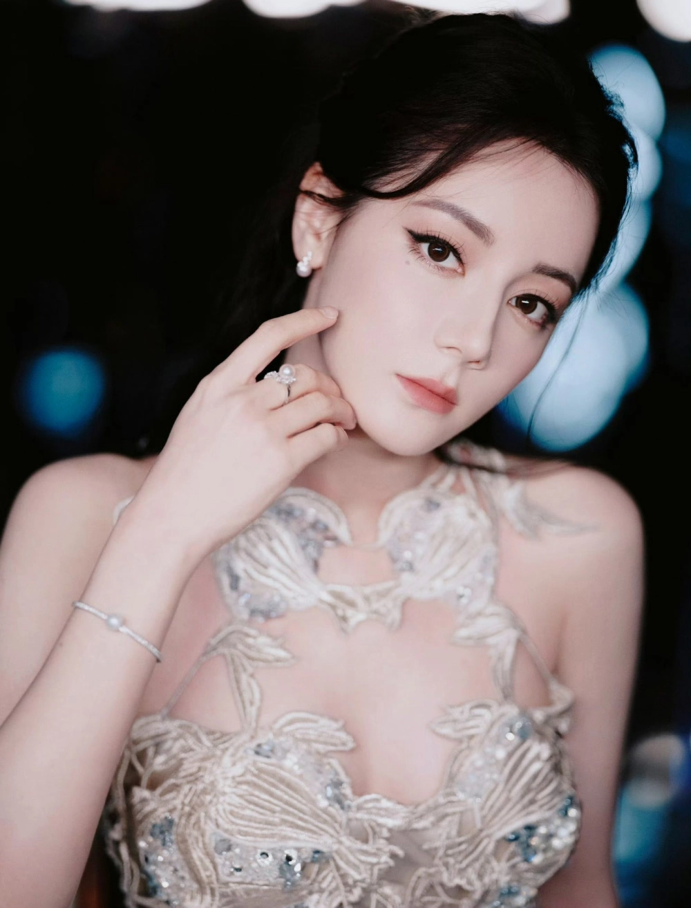 Gái Trung Quốc mặt baby và gương mặt trẻ trung, bầu bĩnh