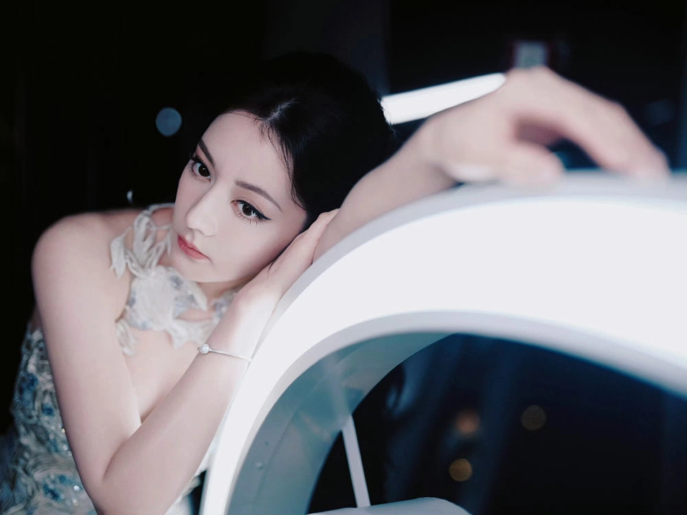 Ảnh gái Trung Quốc tóc ngắn dễ thương đầy cá tính và năng động