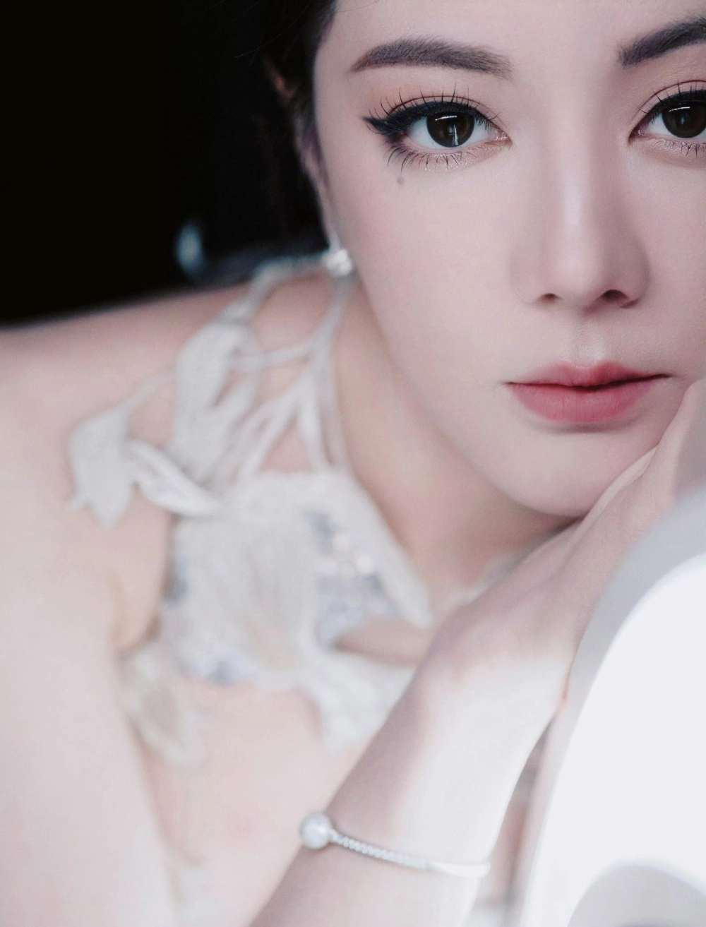 Hình gái Trung Quốc quyến rũ với vẻ đẹp sắc sảo, đầy thu hút