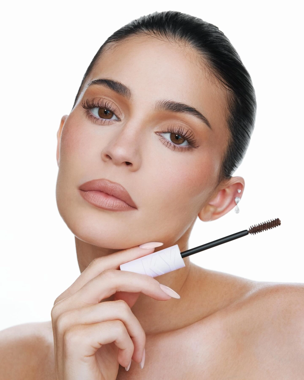 Wallpaper gái châu Âu trong rừng và vẻ đẹp hoang dã, bí ẩn