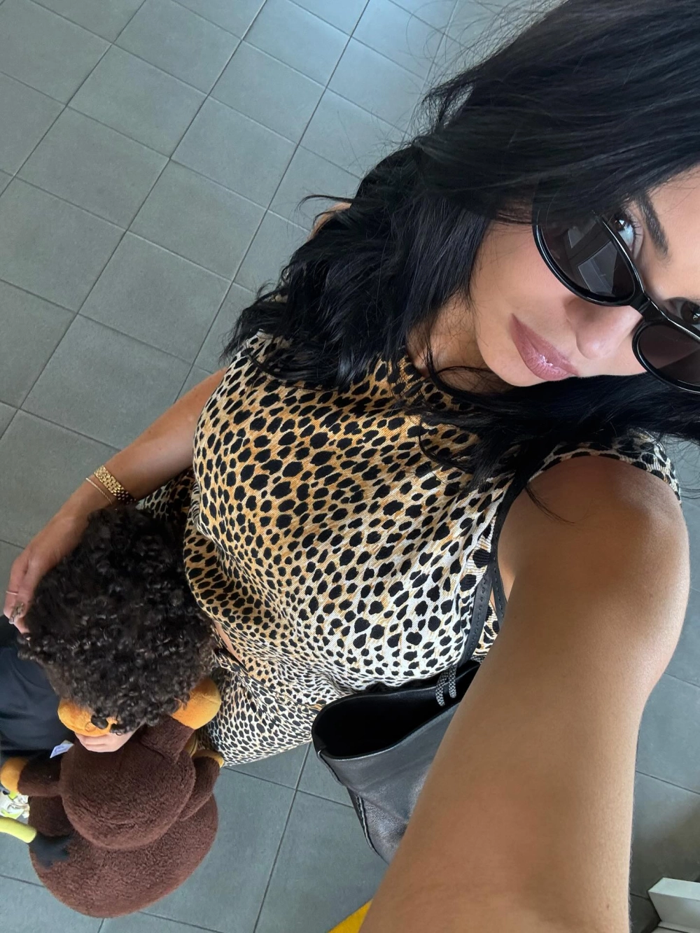 Hình gái châu Âu trong quán cà phê và những giây phút thư giãn