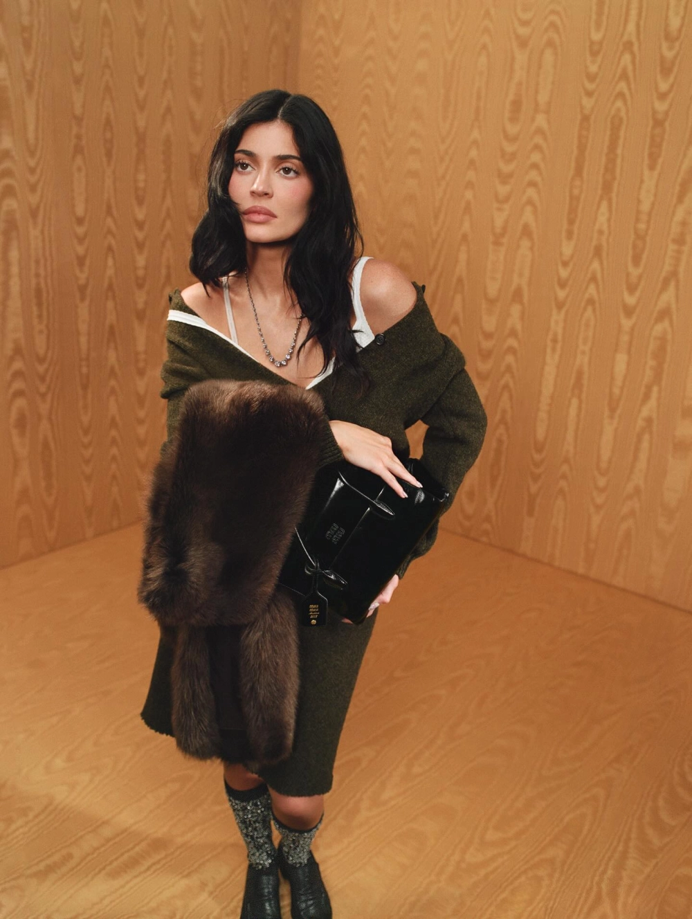 Hình nền gái châu Âu tóc nâu và vẻ đẹp ấm áp, quyến rũ