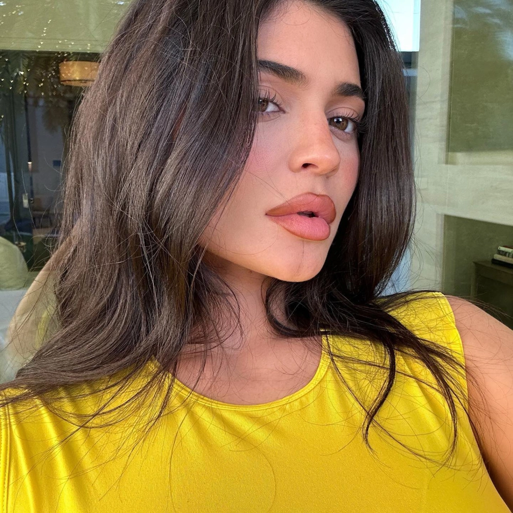 Gái châu Âu cười tươi và nụ cười rạng rỡ, đầy sức sống