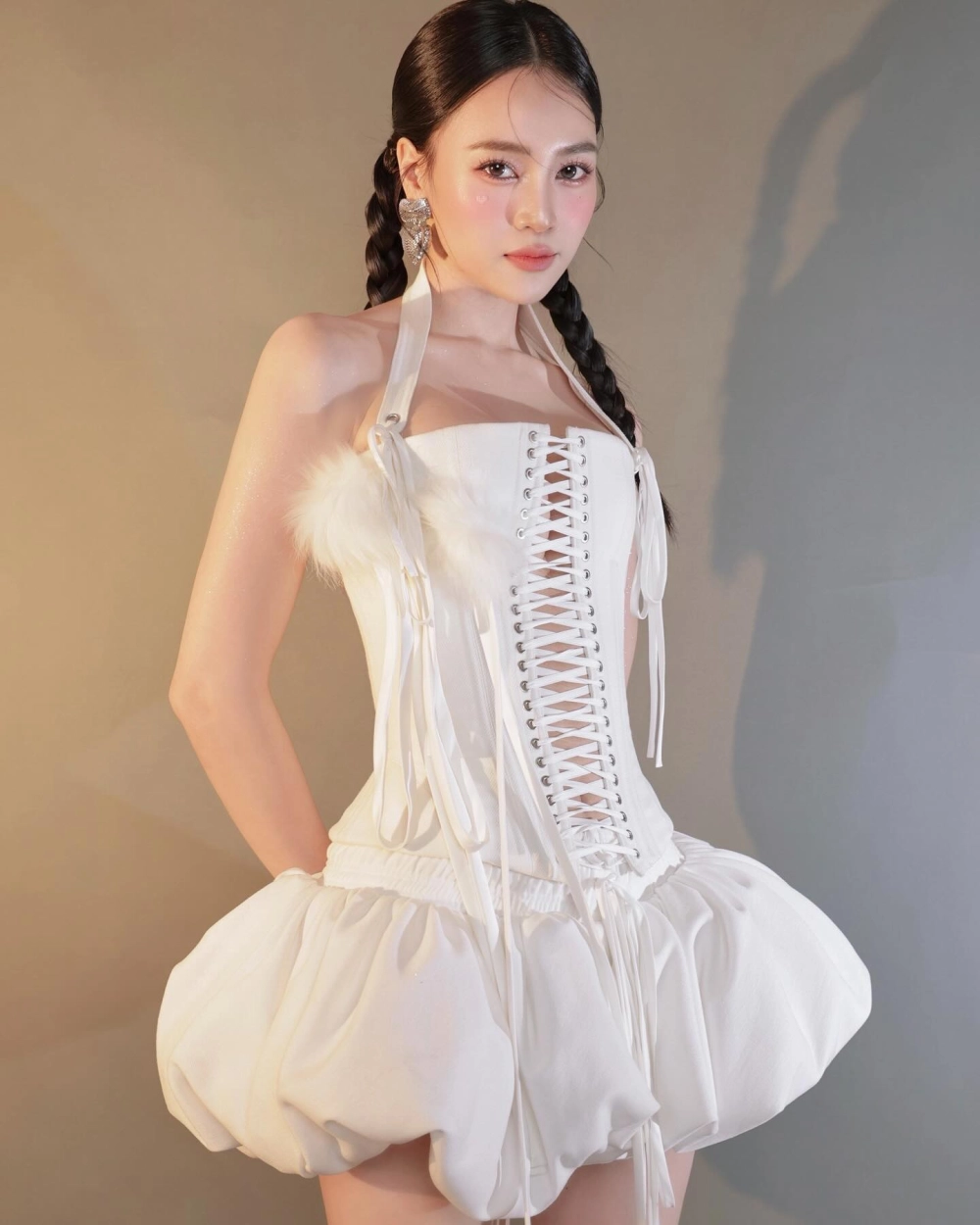 Ảnh gái xinh làm ảnh đại diện cho trang cá nhân thêm xinh