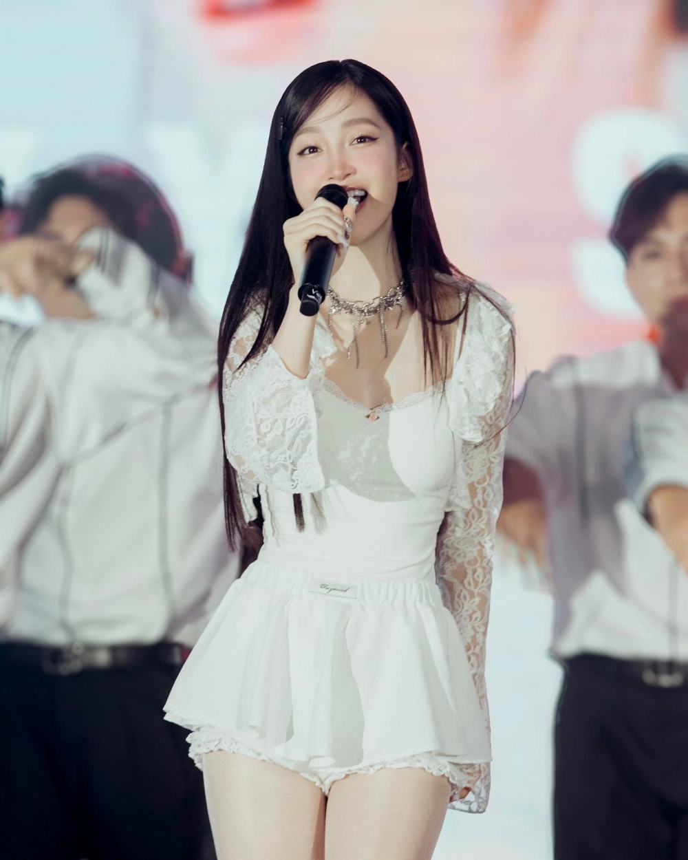 Hình ảnh con gái xinh dễ thương Instagram và vẻ đẹp trong veo