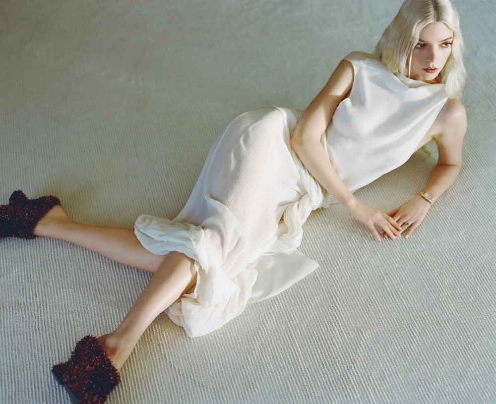 Hình nền gái Tây mùa đông ấm áp và lãng mạn