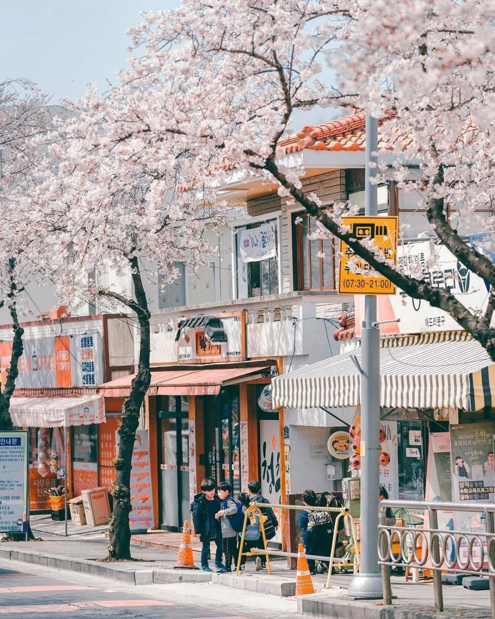 Ngắm ảnh đường phố đêm lung linh ánh đèn vàng