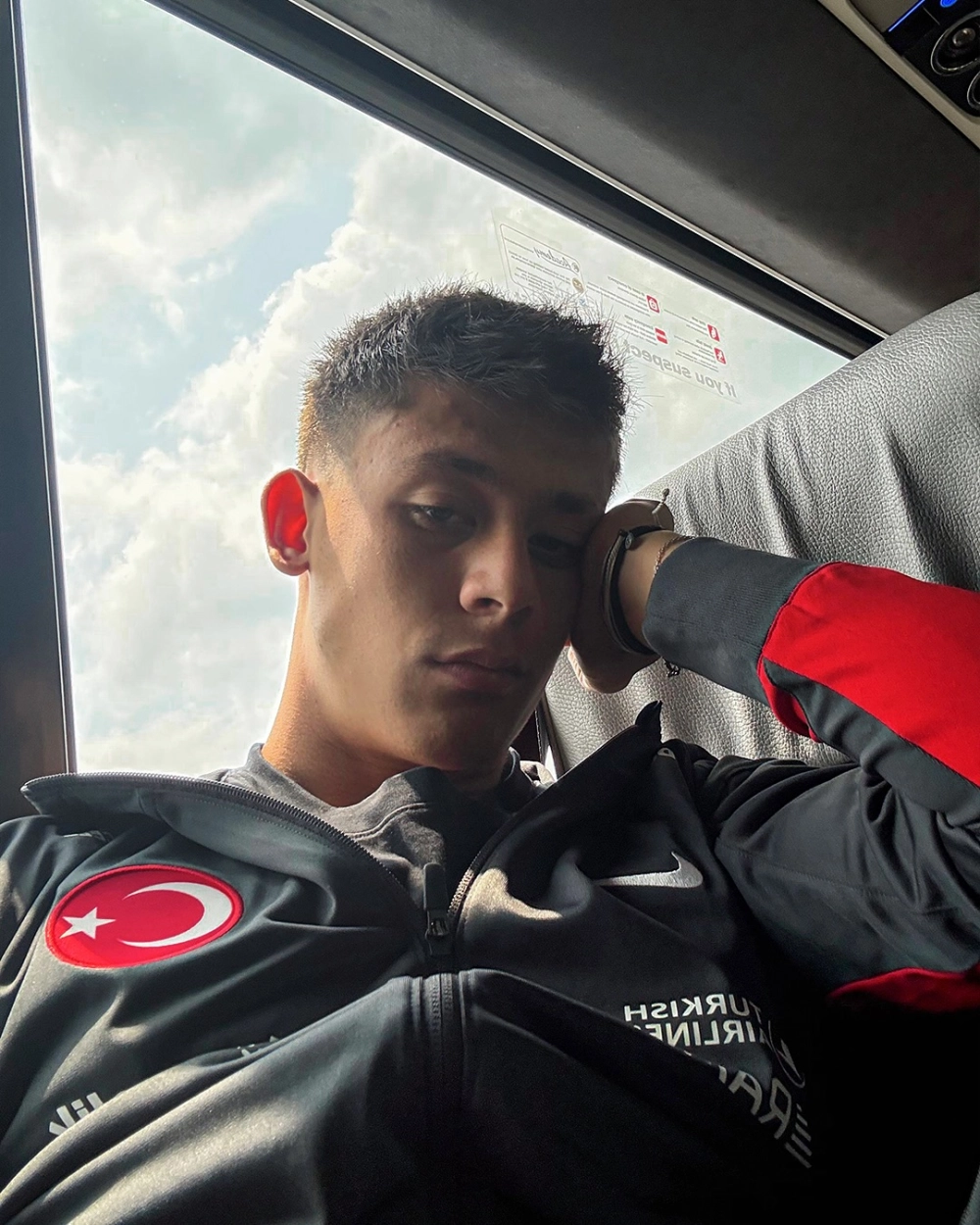 Arda Guler 4K photo ghi lại vẻ tự tin của ngôi sao sân cỏ