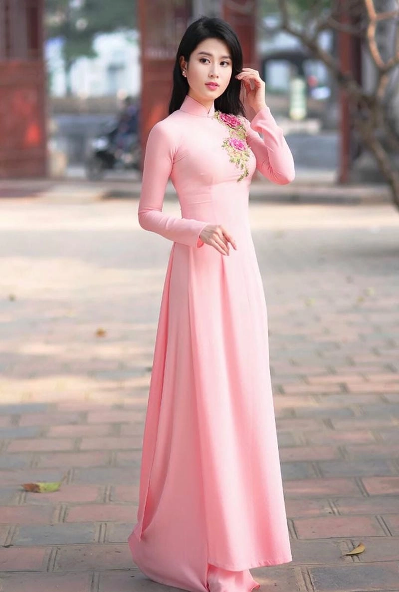 Khám phá nét sang trọng với áo dài gấm tinh tế