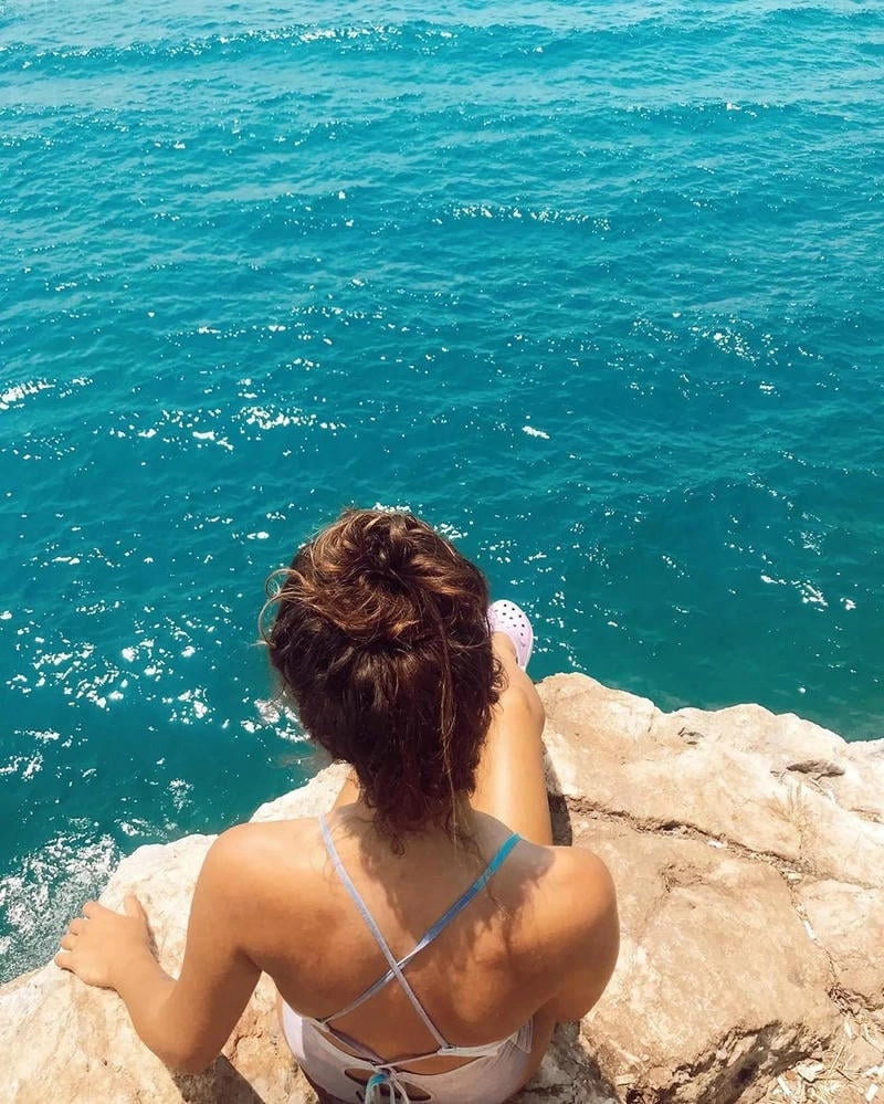 Đắm chìm trong thế giới cảm xúc qua avatar chụp sau lưng nữ anime