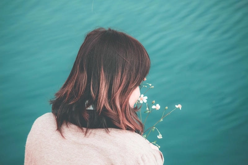 Khám phá che mặt avatar cô gái quay lưng bí ẩn và phong cách riêng