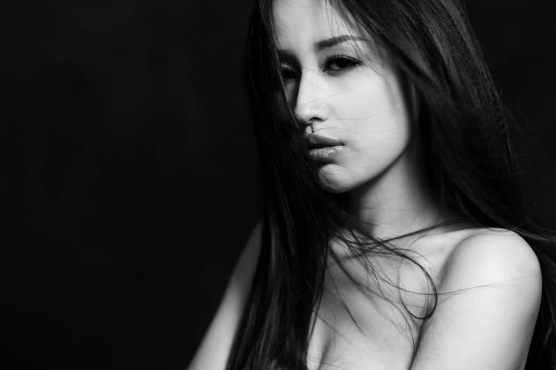 Chọn avatar trắng đen nữ xinh đẹp cá tính