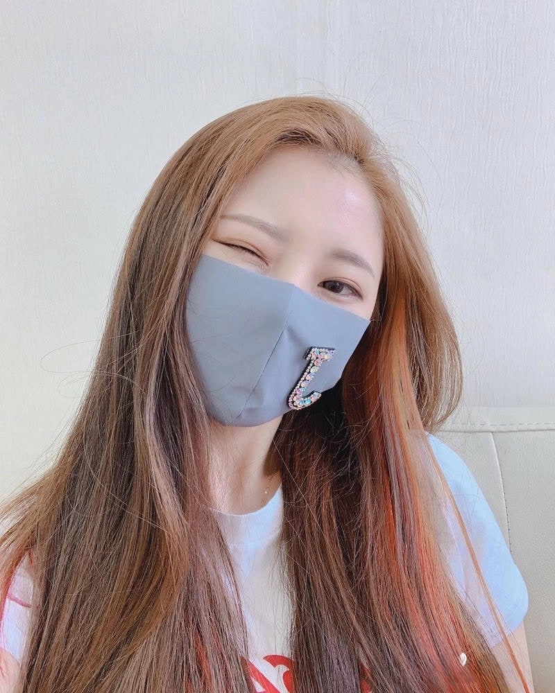 Thể hiện phong cách mạnh mẽ với avatar nữ đeo khẩu trang ngầu cực chất